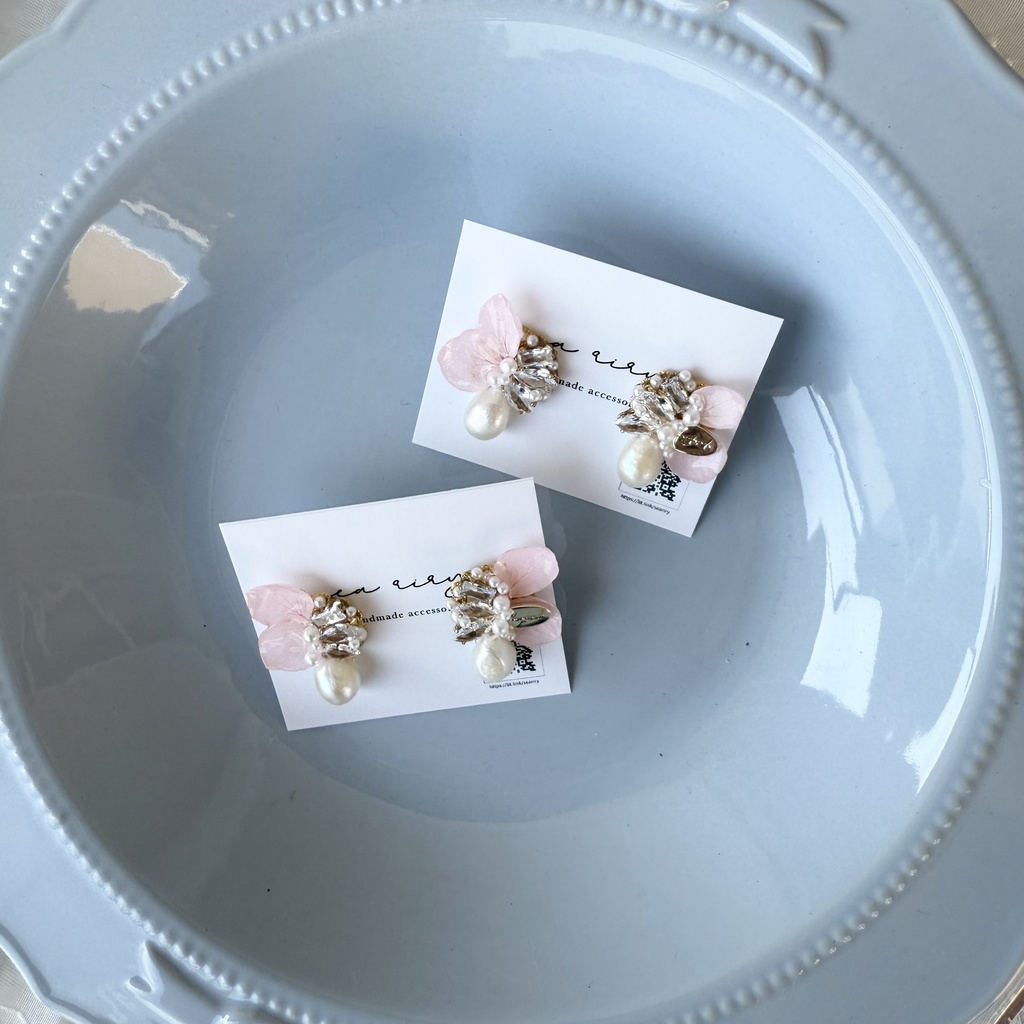 no.132 紫陽花の花びら蝶々のビジューピアス 紫陽花 ちょうちょ ビジュー パール 淡水パール ステンレスポスト ピアス