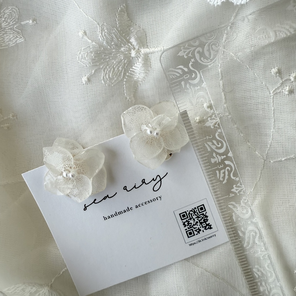 no.143 大人気 再販 ちいさな紫陽花のピアス ホワイトアナベル 本物のお花 パール フラワーピアス ハンドメイド ピアス イヤリング