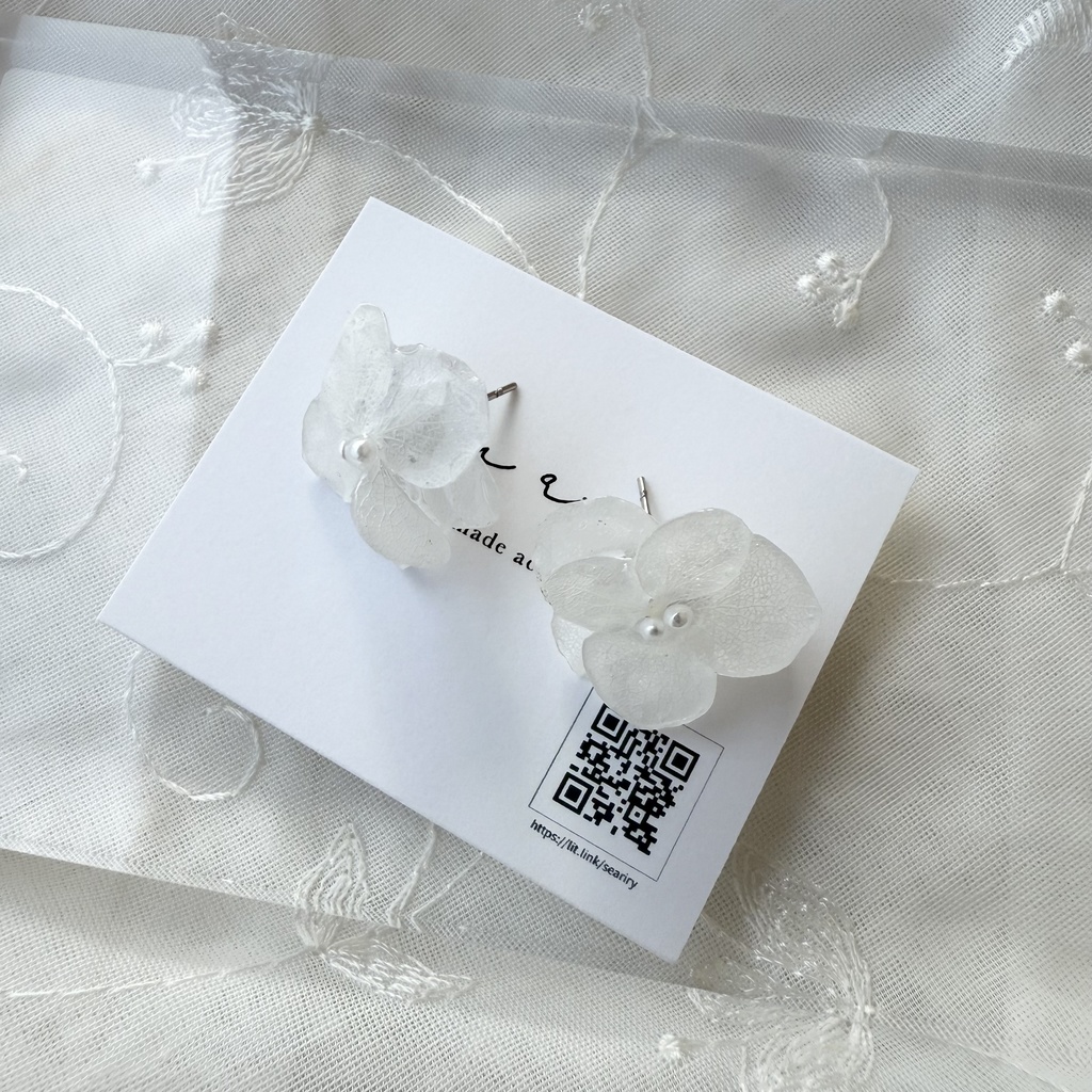 no.143 大人気 再販 ちいさな紫陽花のピアス ホワイトアナベル 本物のお花 パール フラワーピアス ハンドメイド ピアス イヤリング