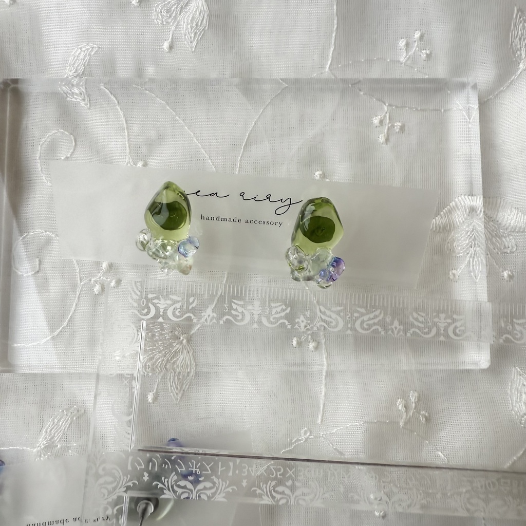no.147 May 天然石とチェコビーズの鉱石ピアス 5月 グリーン レインボーフローライト ファルファーレ ハンドメイドピアス
