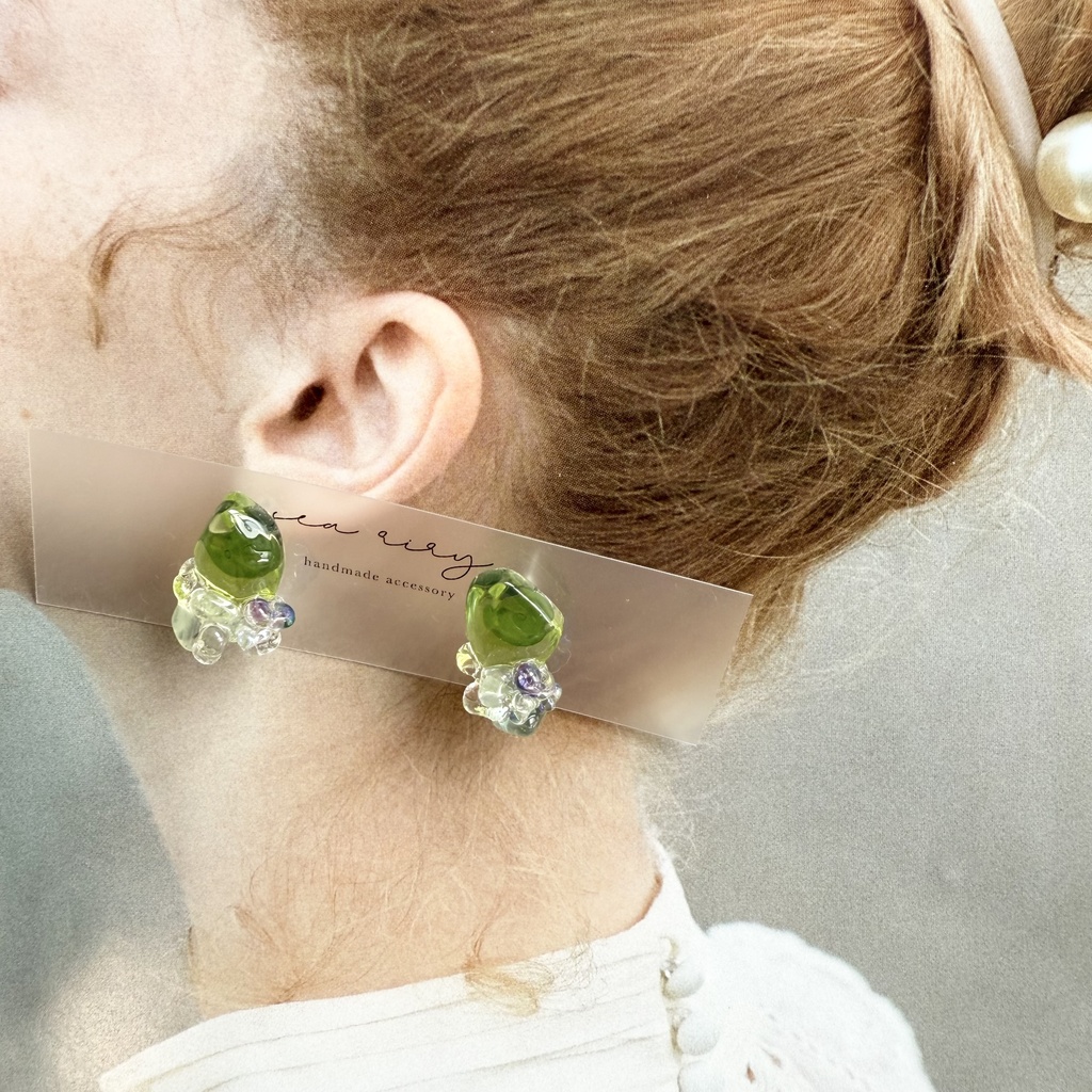 no.147 May 天然石とチェコビーズの鉱石ピアス 5月 グリーン レインボーフローライト ファルファーレ ハンドメイドピアス