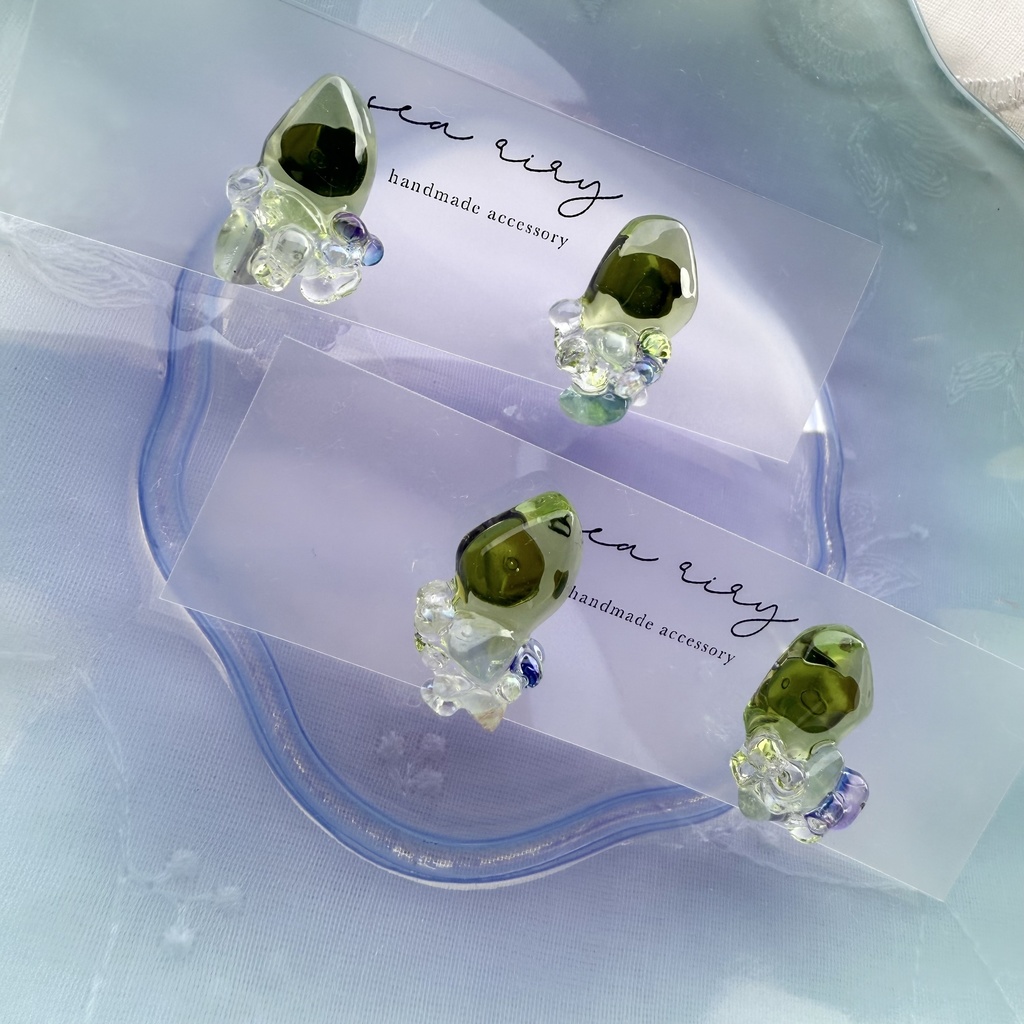 no.147 May 天然石とチェコビーズの鉱石ピアス 5月 グリーン レインボーフローライト ファルファーレ ハンドメイドピアス