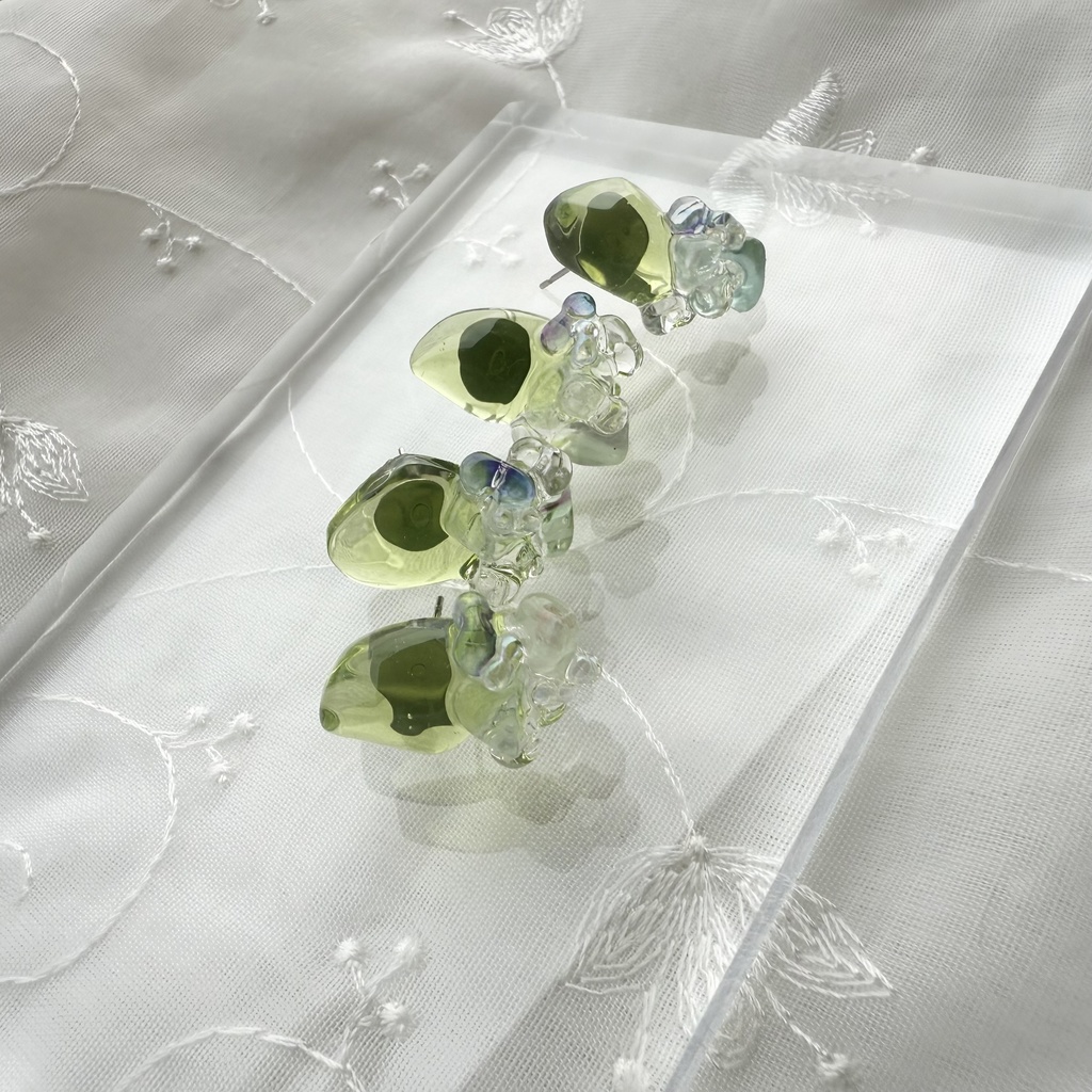 no.147 May 天然石とチェコビーズの鉱石ピアス 5月 グリーン レインボーフローライト ファルファーレ ハンドメイドピアス