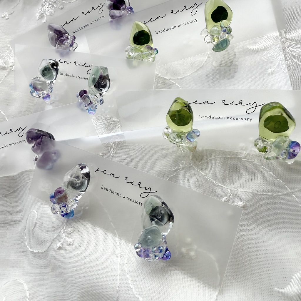no.147 May 天然石とチェコビーズの鉱石ピアス 5月 グリーン レインボーフローライト ファルファーレ ハンドメイドピアス