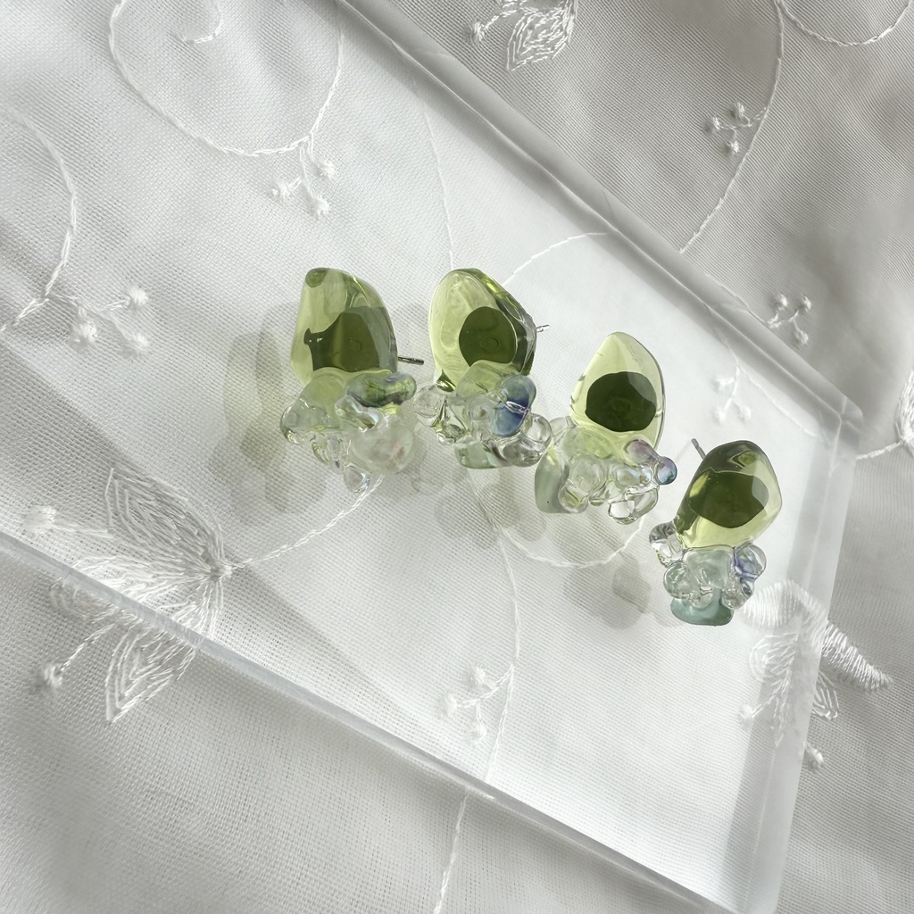 no.147 May 天然石とチェコビーズの鉱石ピアス 5月 グリーン レインボーフローライト ファルファーレ ハンドメイドピアス