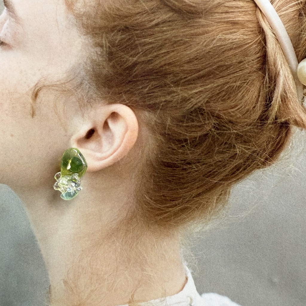 no.147 May 天然石とチェコビーズの鉱石ピアス 5月 グリーン レインボーフローライト ファルファーレ ハンドメイドピアス