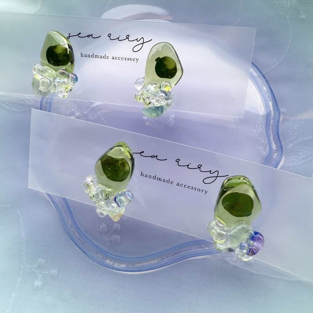 no.147 May 天然石とチェコビーズの鉱石ピアス 5月 グリーン レインボーフローライト ファルファーレ ハンドメイドピアス