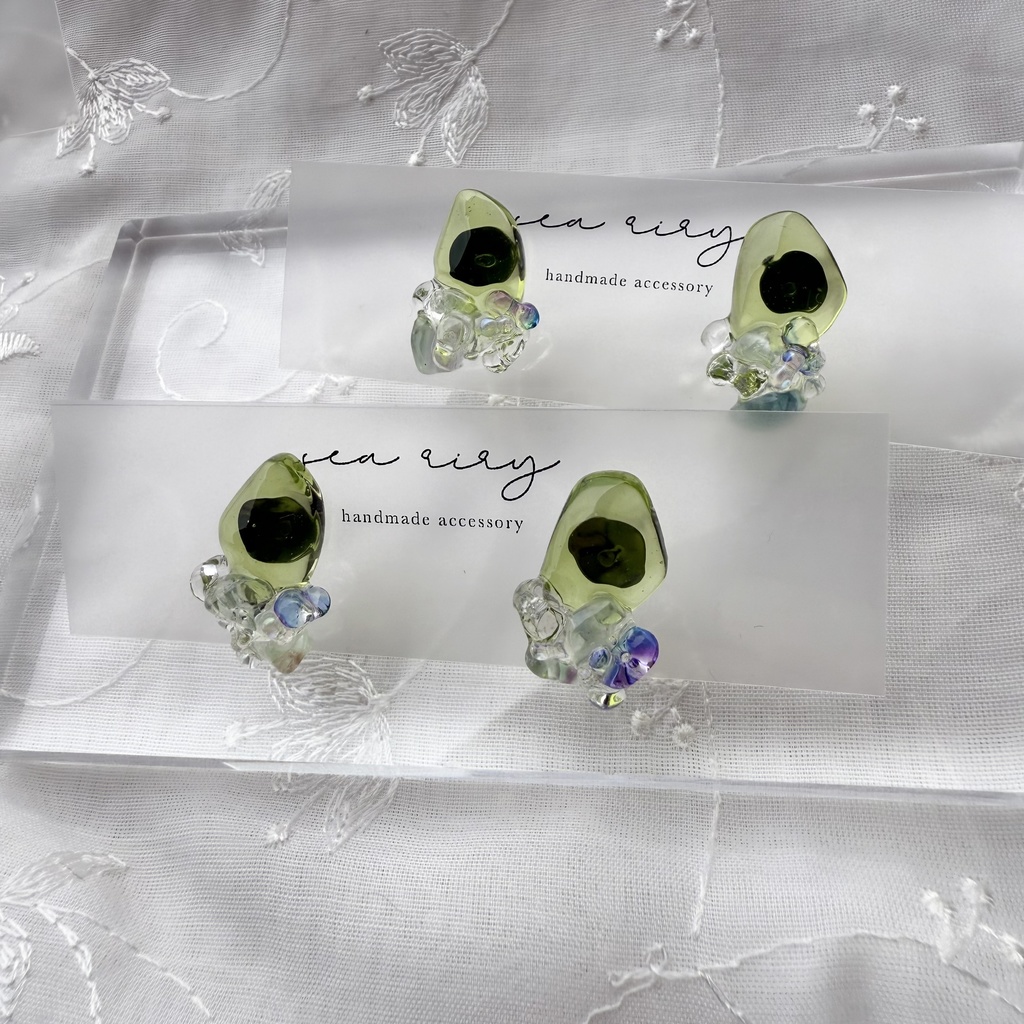 no.147 May 天然石とチェコビーズの鉱石ピアス 5月 グリーン レインボーフローライト ファルファーレ ハンドメイドピアス