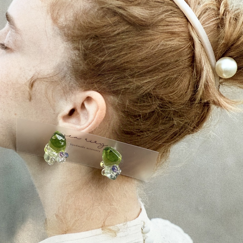 no.147 May 天然石とチェコビーズの鉱石ピアス 5月 グリーン レインボーフローライト ファルファーレ ハンドメイドピアス