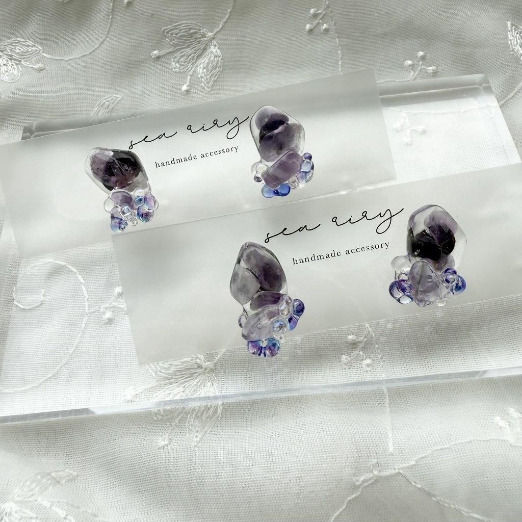 no.148 June 天然石とチェコビーズの鉱石ピアス 6月 アメジスト レインボーフローライト チェコビーズ ハンドメイドピアス