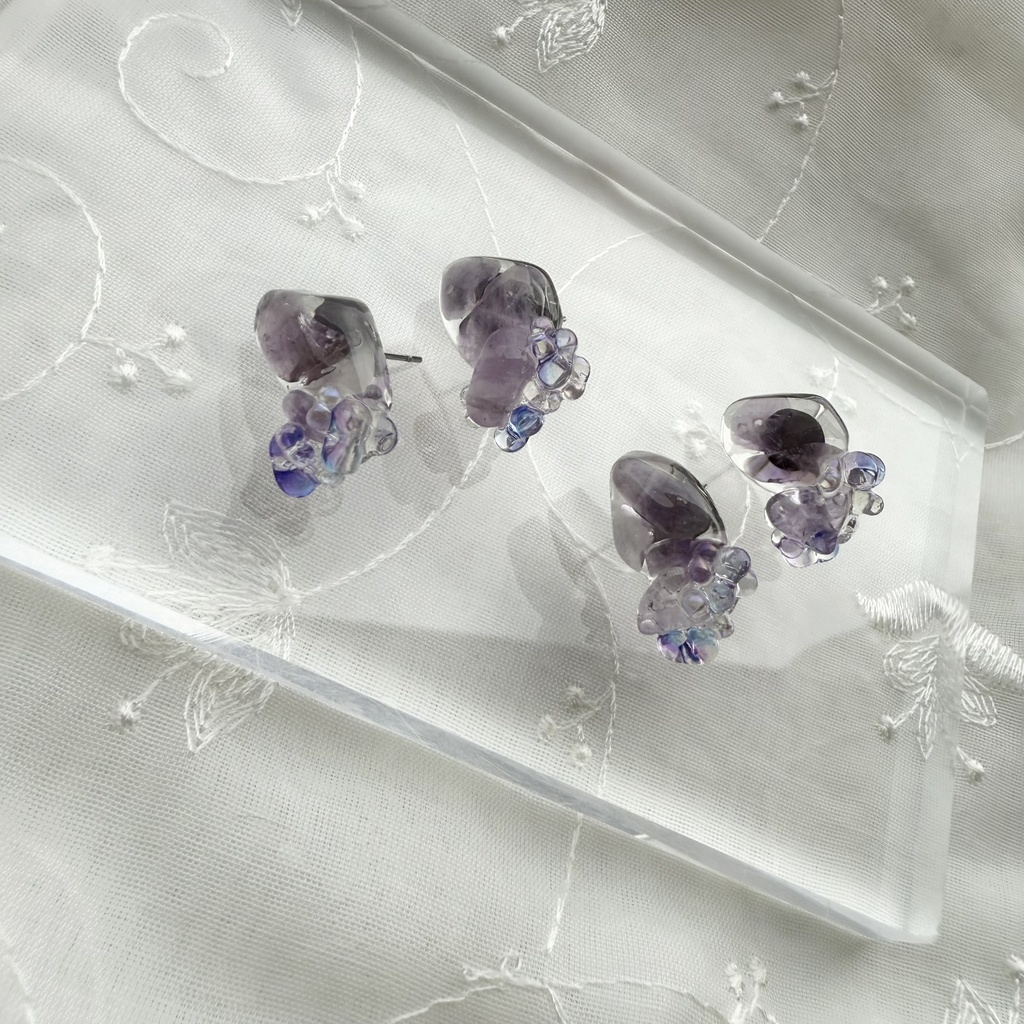 no.148 June 天然石とチェコビーズの鉱石ピアス 6月 アメジスト レインボーフローライト チェコビーズ ハンドメイドピアス
