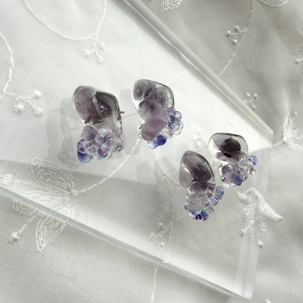 no.148 June 天然石とチェコビーズの鉱石ピアス 6月 アメジスト レインボーフローライト チェコビーズ ハンドメイドピアス