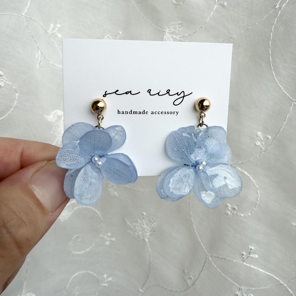 no.160 ベビーブルーの紫陽花ゆらゆらピアス 本物のお花 プリザーブドフラワー ベビーブルー パール チタンポスト ピアス