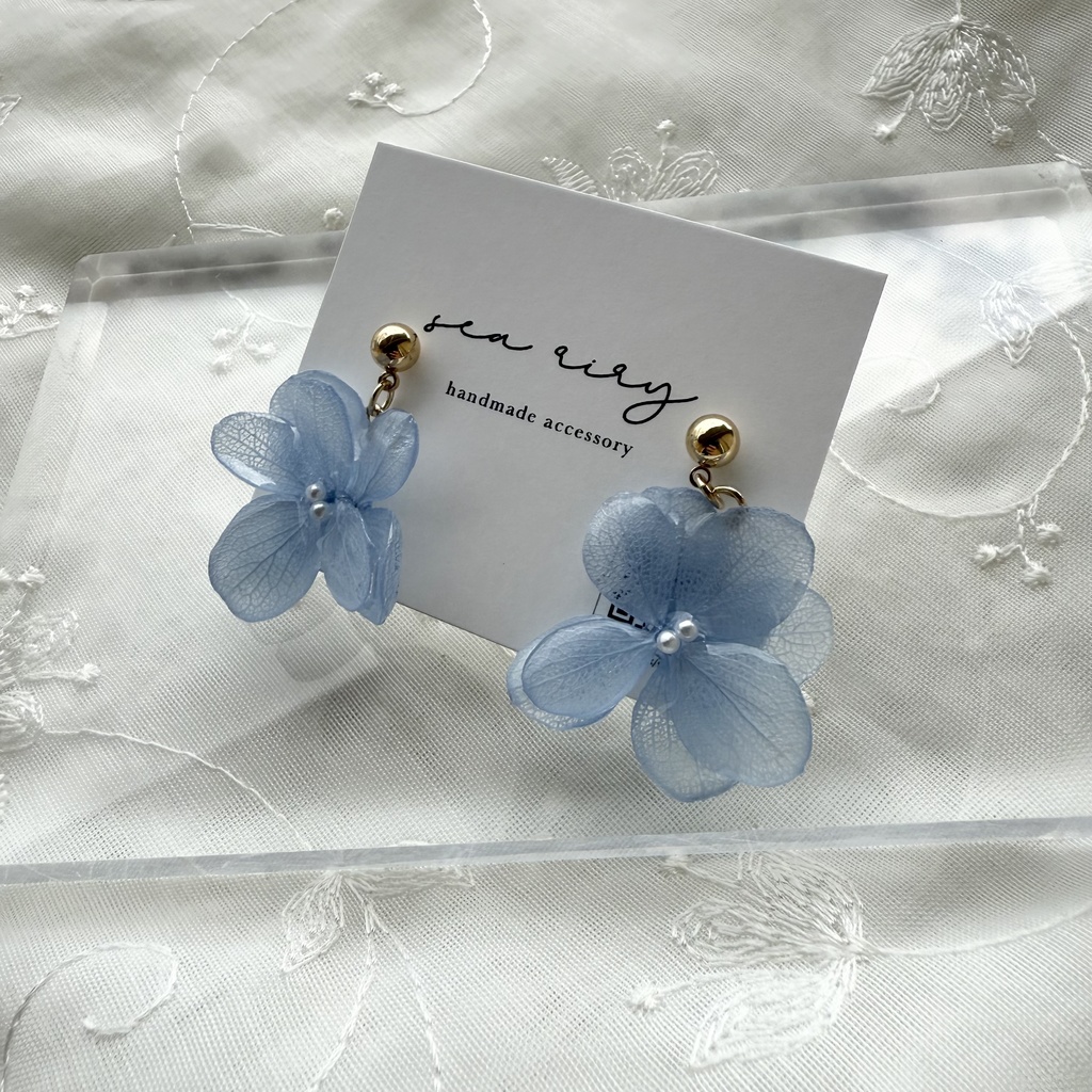 no.160 ベビーブルーの紫陽花ゆらゆらピアス 本物のお花 プリザーブドフラワー ベビーブルー パール チタンポスト ピアス