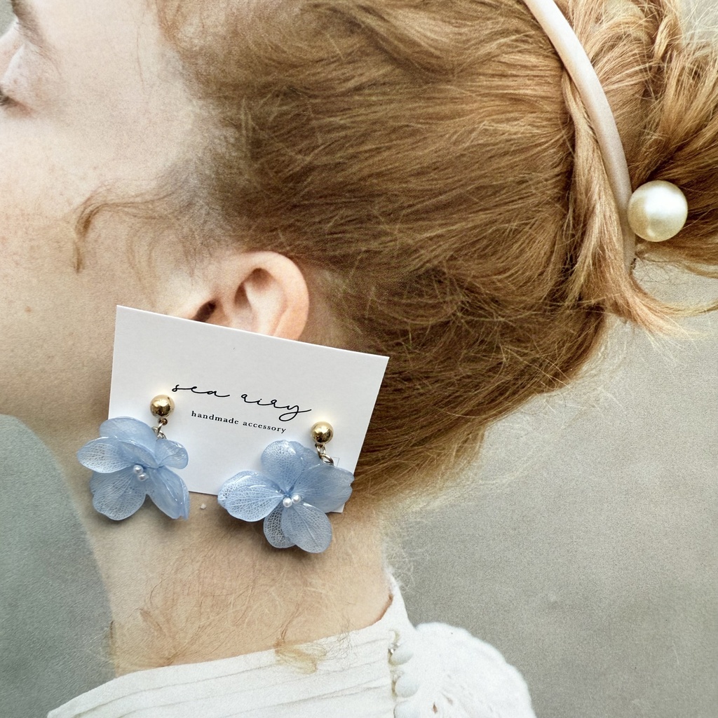 no.160 ベビーブルーの紫陽花ゆらゆらピアス 本物のお花 プリザーブドフラワー ベビーブルー パール チタンポスト ピアス