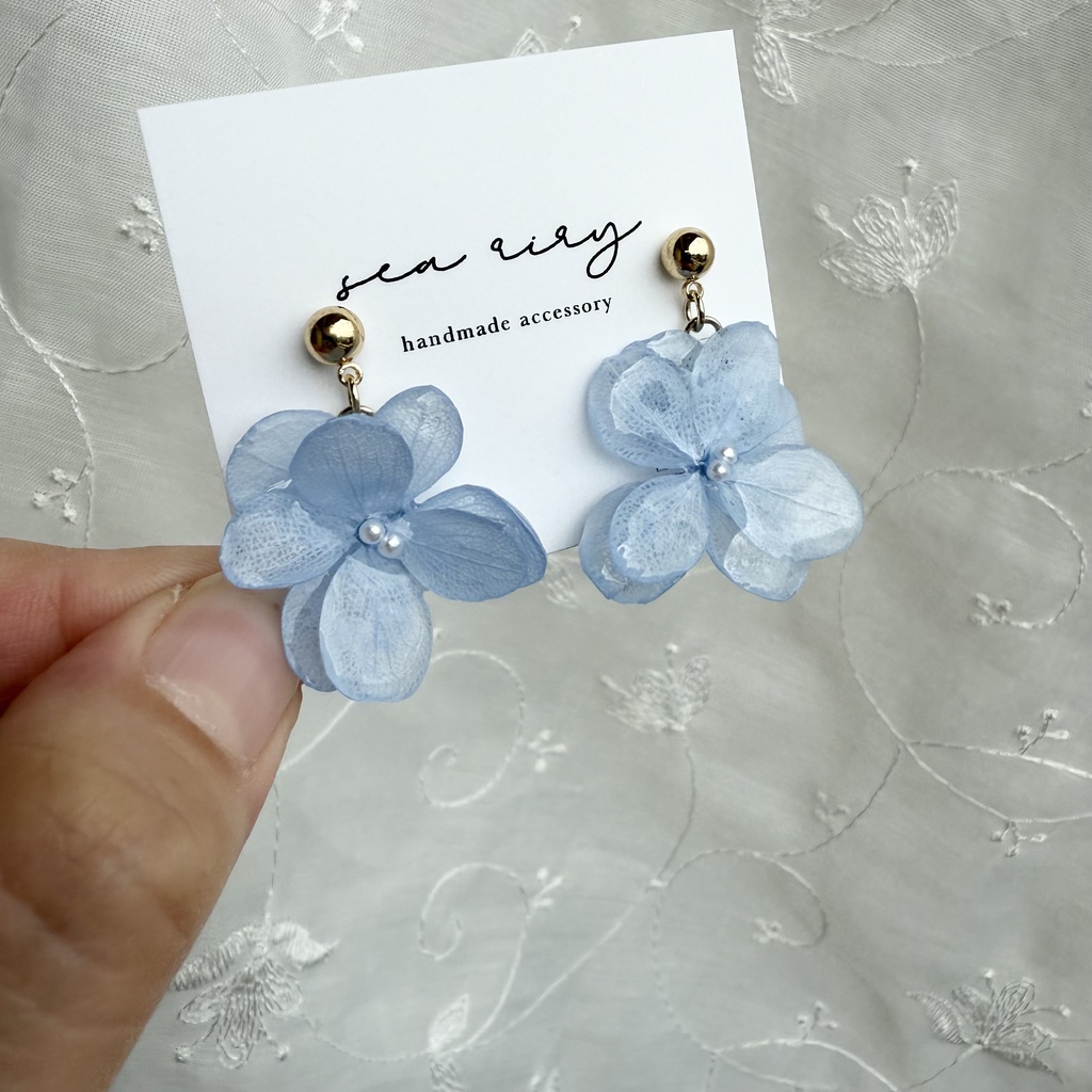 no.160 ベビーブルーの紫陽花ゆらゆらピアス 本物のお花 プリザーブドフラワー ベビーブルー パール チタンポスト ピアス