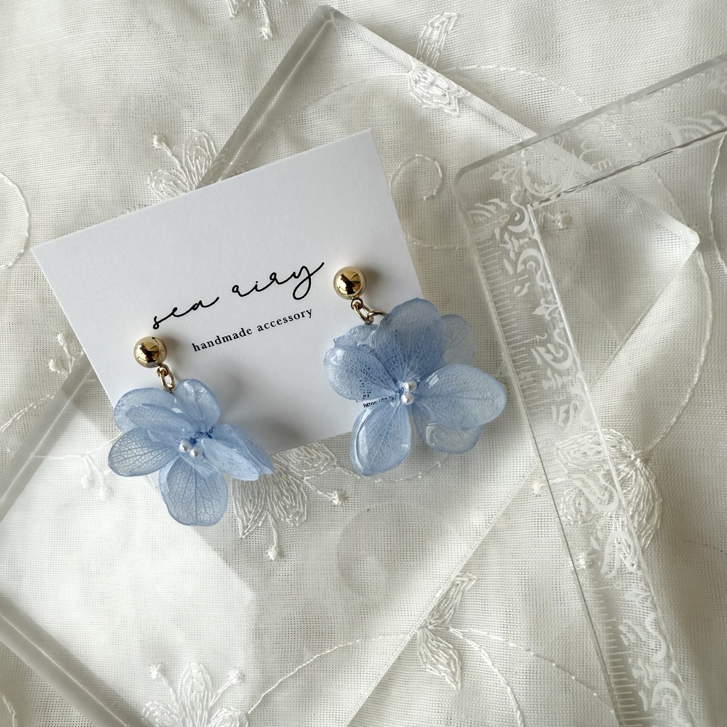 no.160 ベビーブルーの紫陽花ゆらゆらピアス 本物のお花 プリザーブドフラワー ベビーブルー パール チタンポスト ピアス