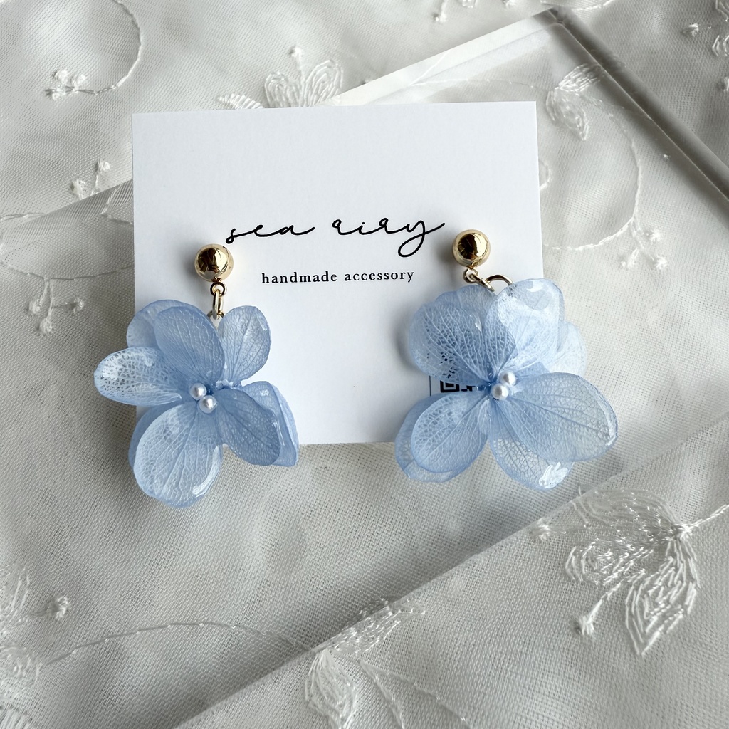 no.160 ベビーブルーの紫陽花ゆらゆらピアス 本物のお花 プリザーブドフラワー ベビーブルー パール チタンポスト ピアス
