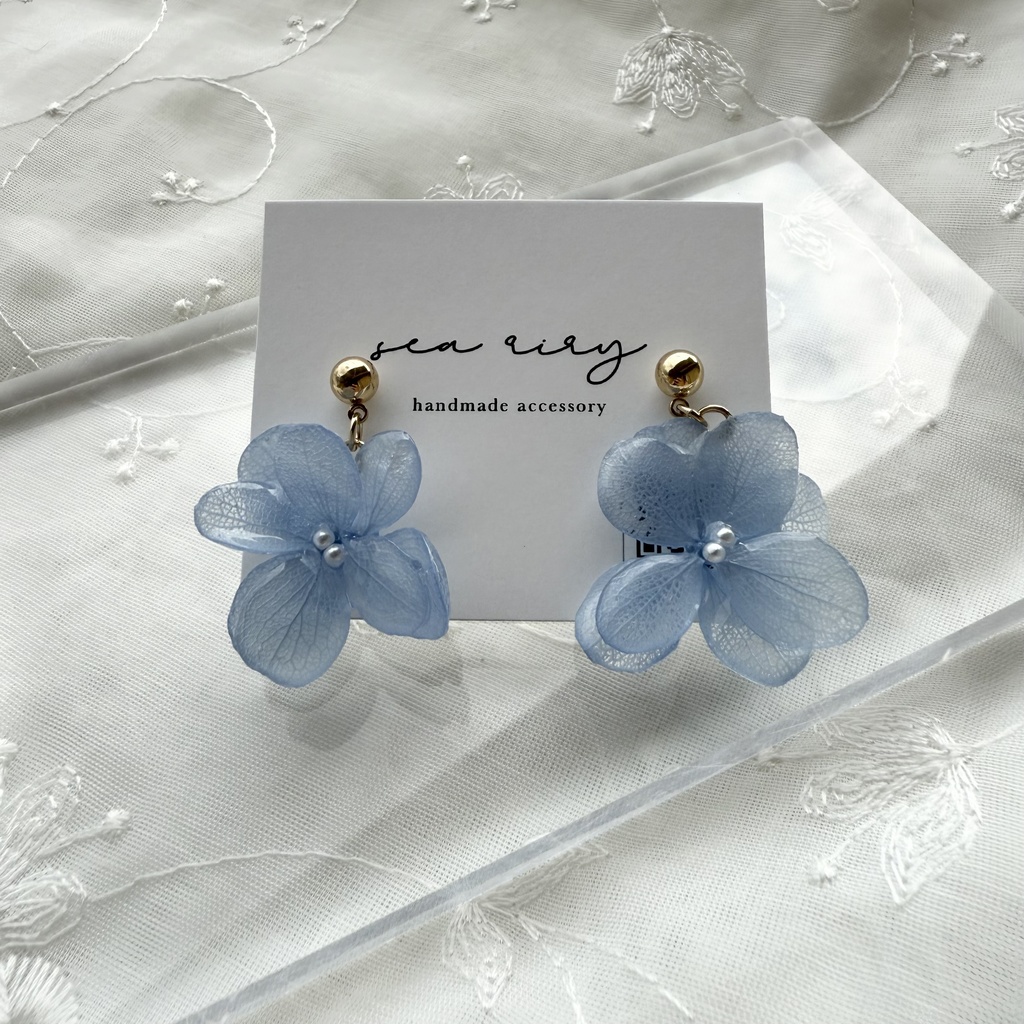 no.160 ベビーブルーの紫陽花ゆらゆらピアス 本物のお花 プリザーブドフラワー ベビーブルー パール チタンポスト ピアス