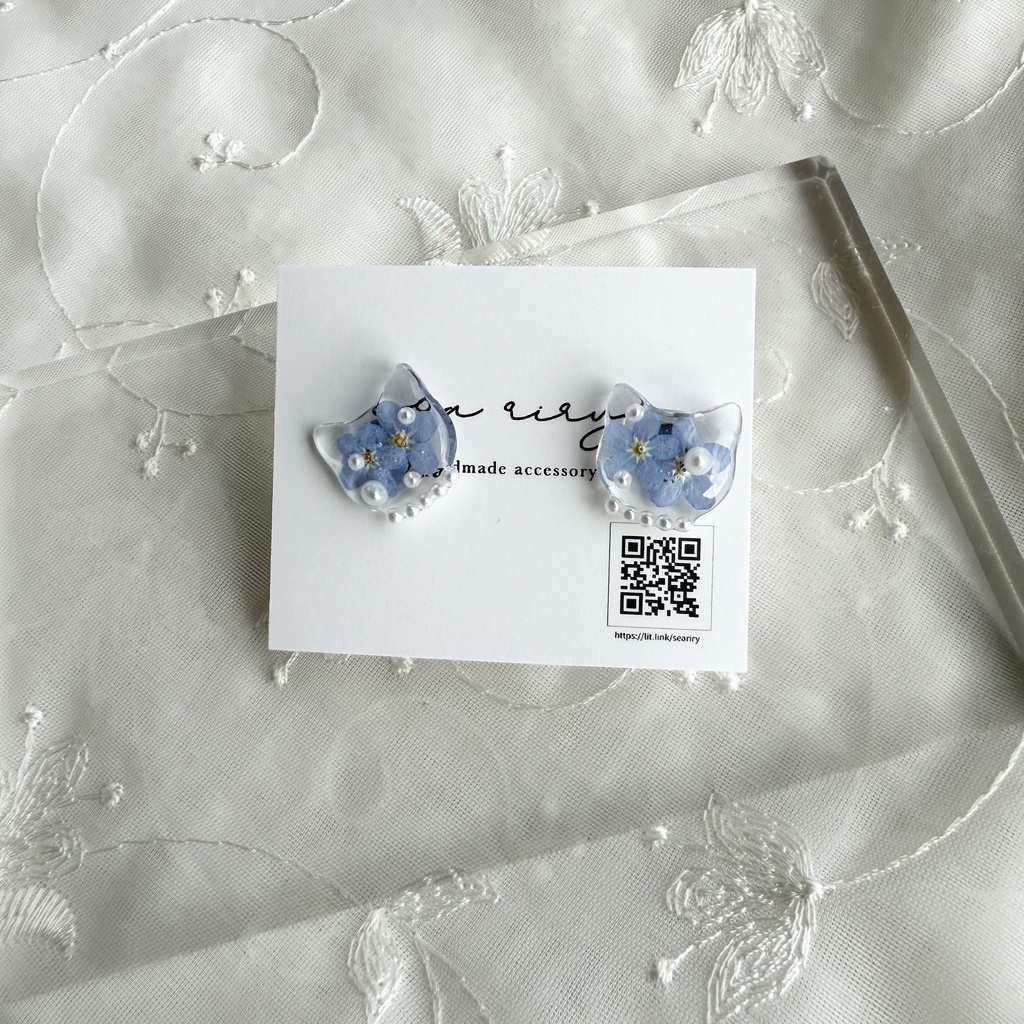 no.162 勿忘草のねこちゃんピアス 忘れな草 ブルー パール フラワー 猫 ステンレス ポストピアス