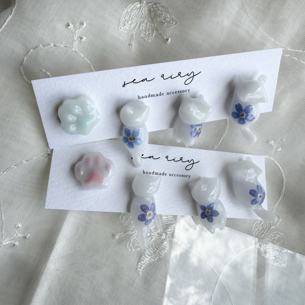 no.165 訳あり 勿忘草のねこちゃん 忘れな草 ブルー ホワイト しろねこ 猫 ネコ 肉きゅう ステンレス ポストピアス