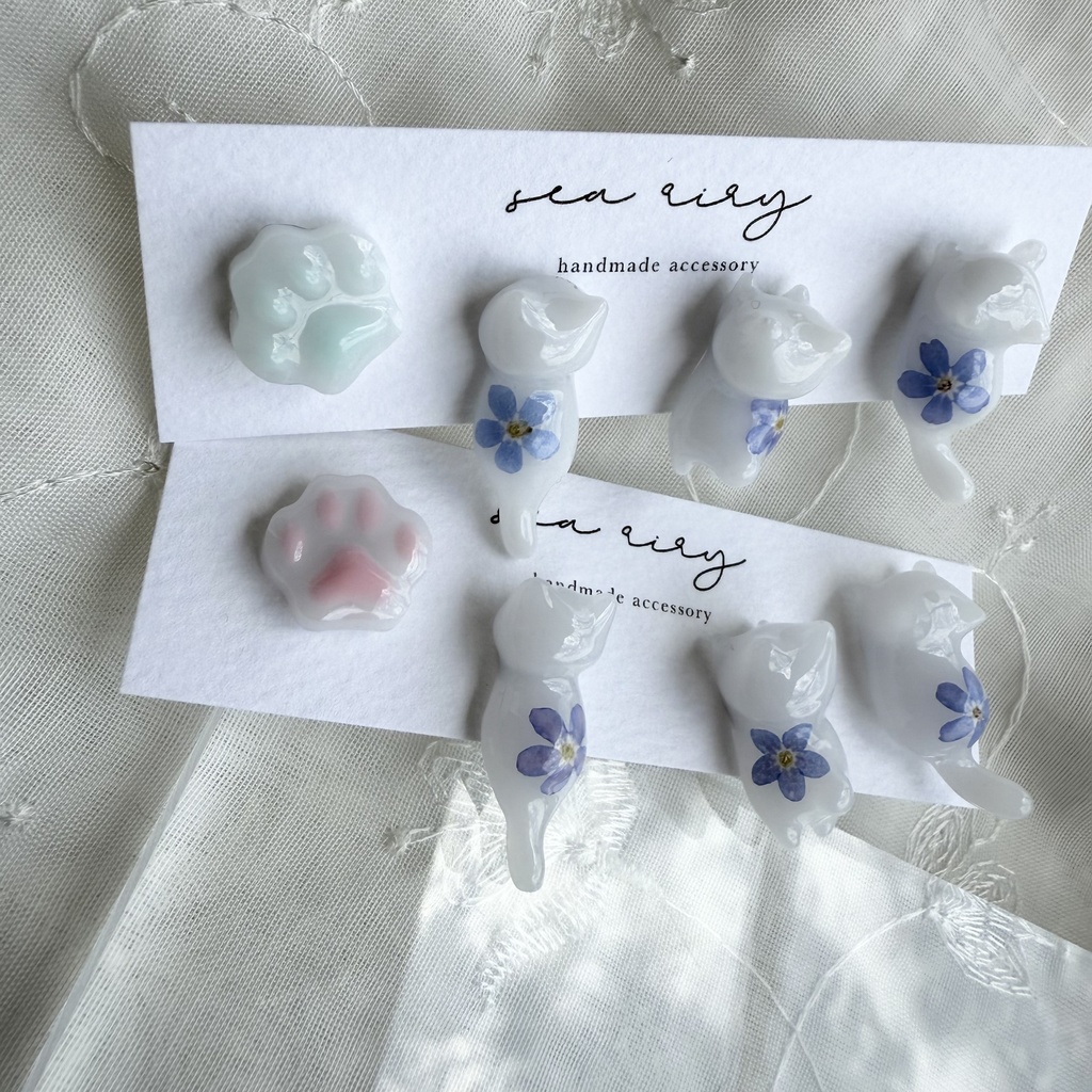 no.165 訳あり 勿忘草のねこちゃん 忘れな草 ブルー ホワイト しろねこ 猫 ネコ 肉きゅう ステンレス ポストピアス