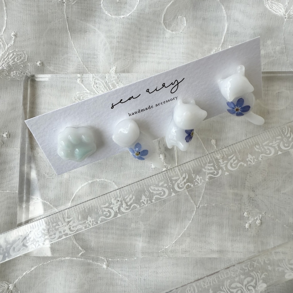 no.165 訳あり 勿忘草のねこちゃん 忘れな草 ブルー ホワイト しろねこ 猫 ネコ 肉きゅう ステンレス ポストピアス