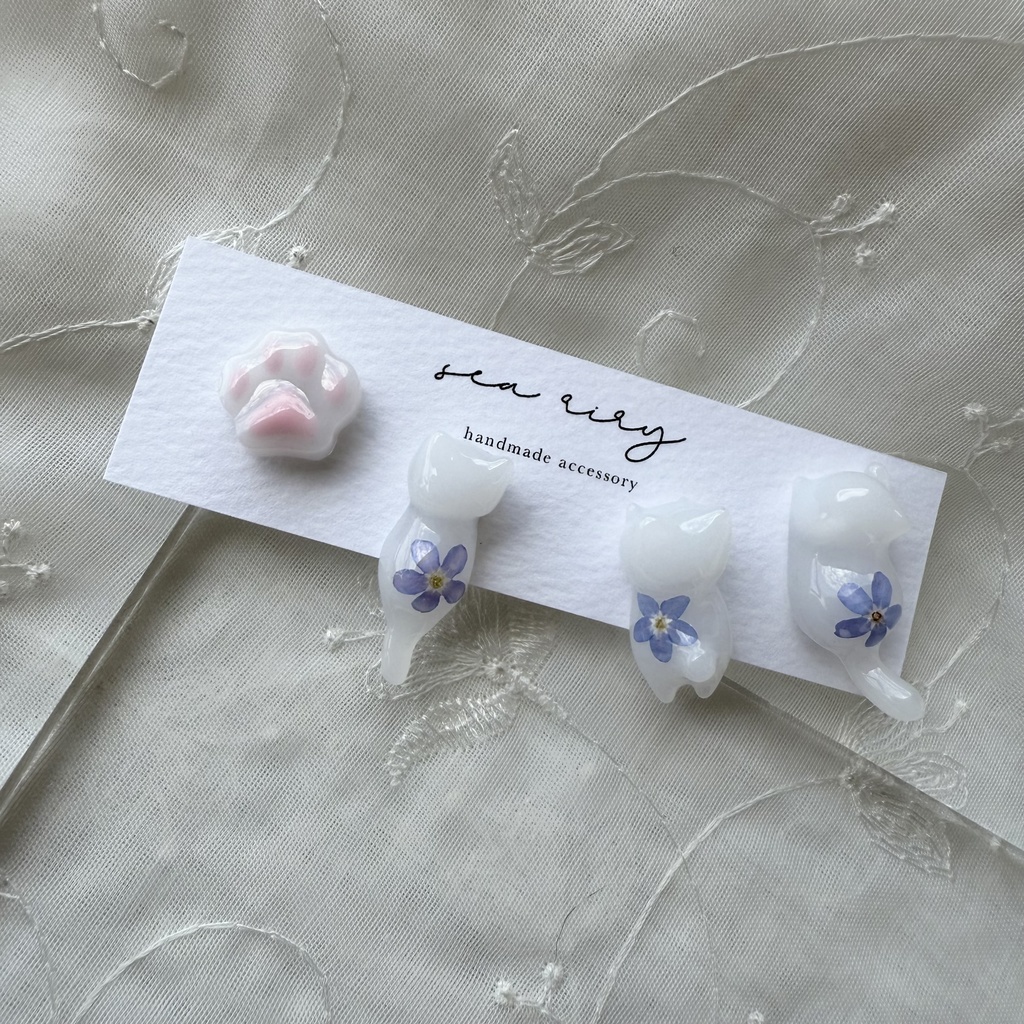 no.165 訳あり 勿忘草のねこちゃん 忘れな草 ブルー ホワイト しろねこ 猫 ネコ 肉きゅう ステンレス ポストピアス