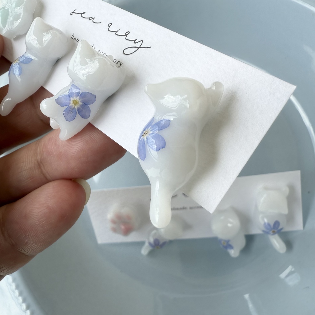 no.165 訳あり 勿忘草のねこちゃん 忘れな草 ブルー ホワイト しろねこ 猫 ネコ 肉きゅう ステンレス ポストピアス