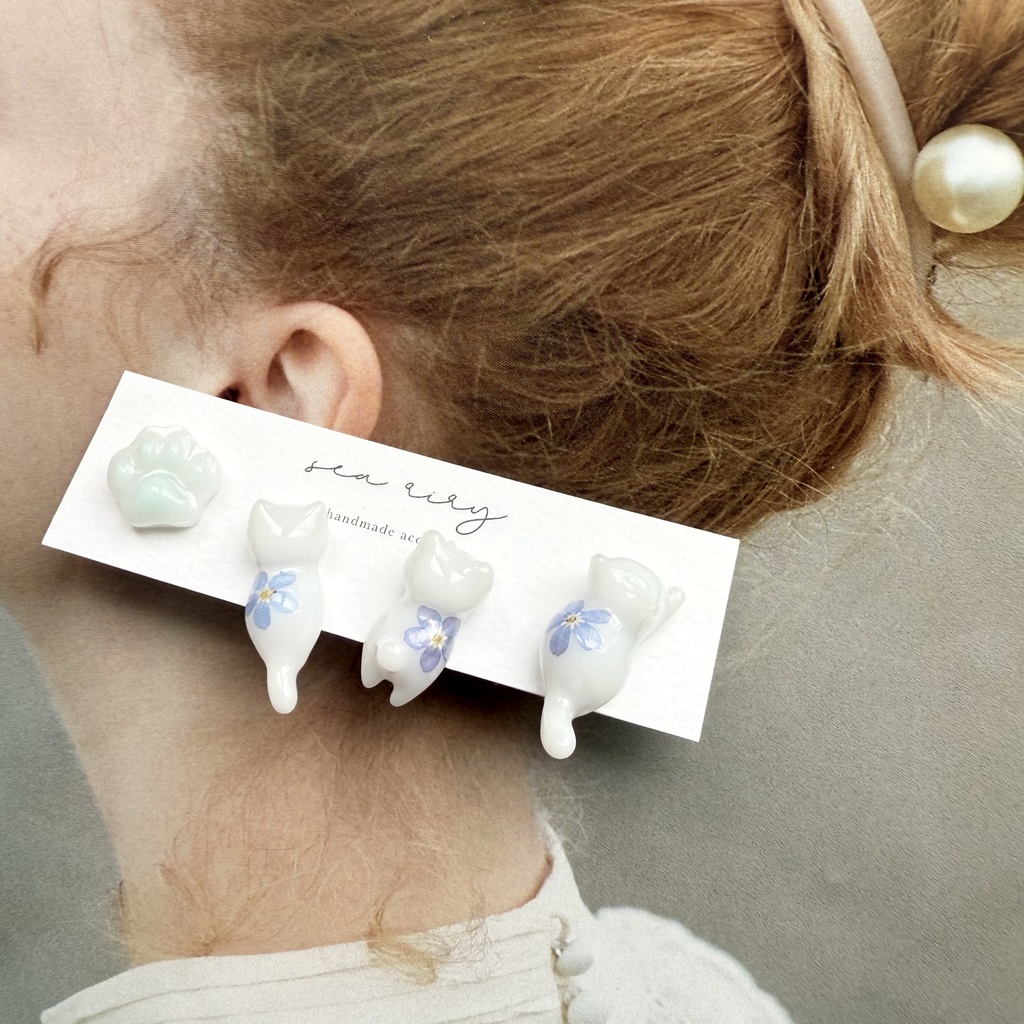 no.165 訳あり 勿忘草のねこちゃん 忘れな草 ブルー ホワイト しろねこ 猫 ネコ 肉きゅう ステンレス ポストピアス