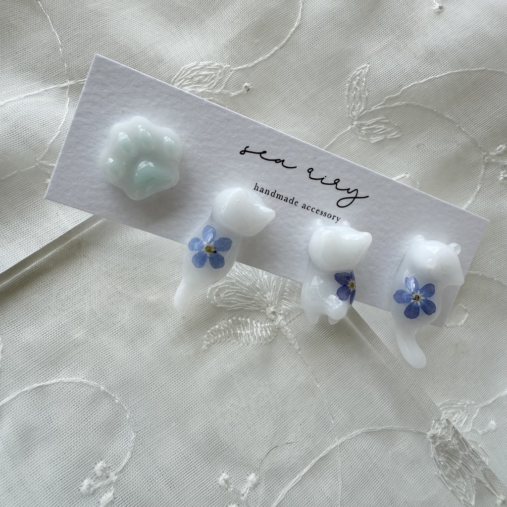 no.165 訳あり 勿忘草のねこちゃん 忘れな草 ブルー ホワイト しろねこ 猫 ネコ 肉きゅう ステンレス ポストピアス