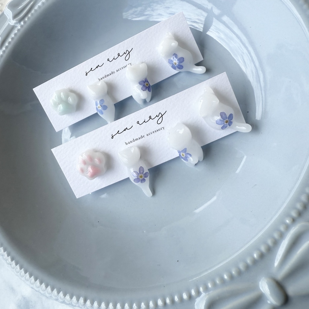 no.165 訳あり 勿忘草のねこちゃん 忘れな草 ブルー ホワイト しろねこ 猫 ネコ 肉きゅう ステンレス ポストピアス