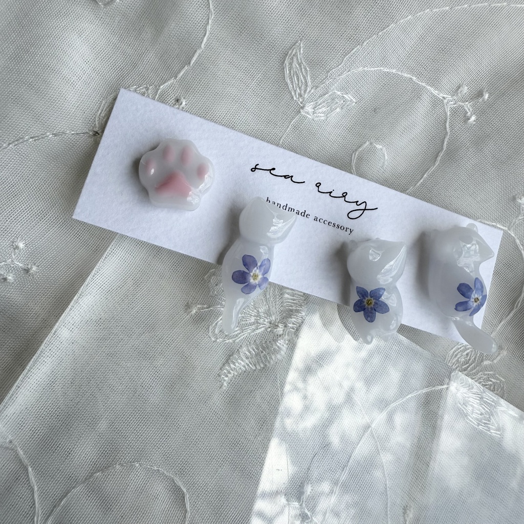 no.165 訳あり 勿忘草のねこちゃん 忘れな草 ブルー ホワイト しろねこ 猫 ネコ 肉きゅう ステンレス ポストピアス