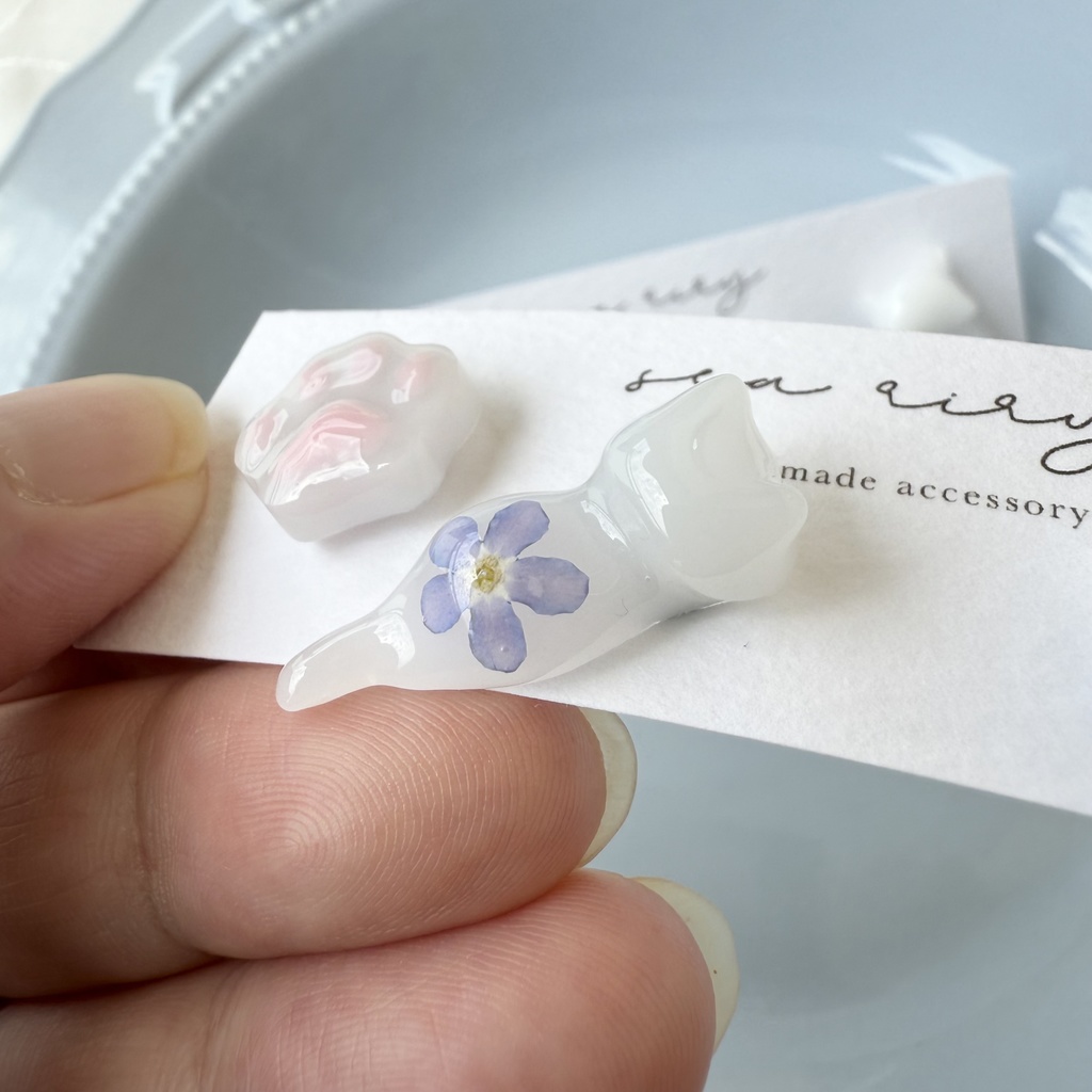 no.165 訳あり 勿忘草のねこちゃん 忘れな草 ブルー ホワイト しろねこ 猫 ネコ 肉きゅう ステンレス ポストピアス