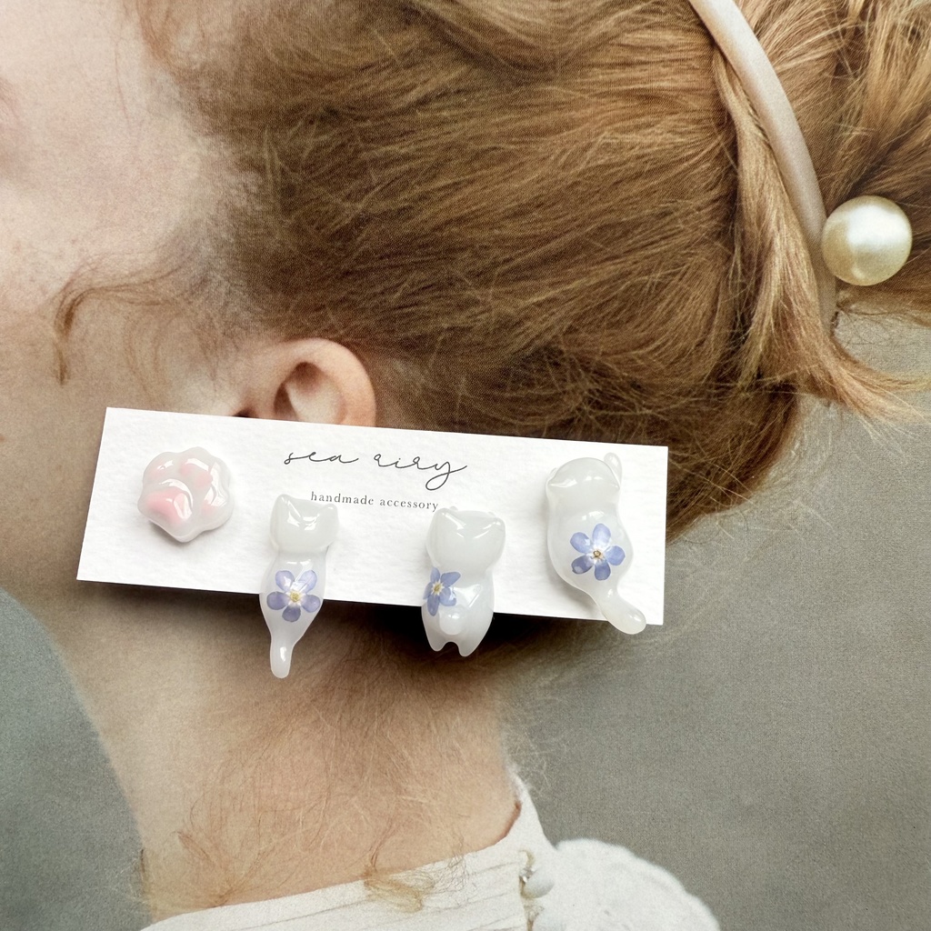 no.165 訳あり 勿忘草のねこちゃん 忘れな草 ブルー ホワイト しろねこ 猫 ネコ 肉きゅう ステンレス ポストピアス