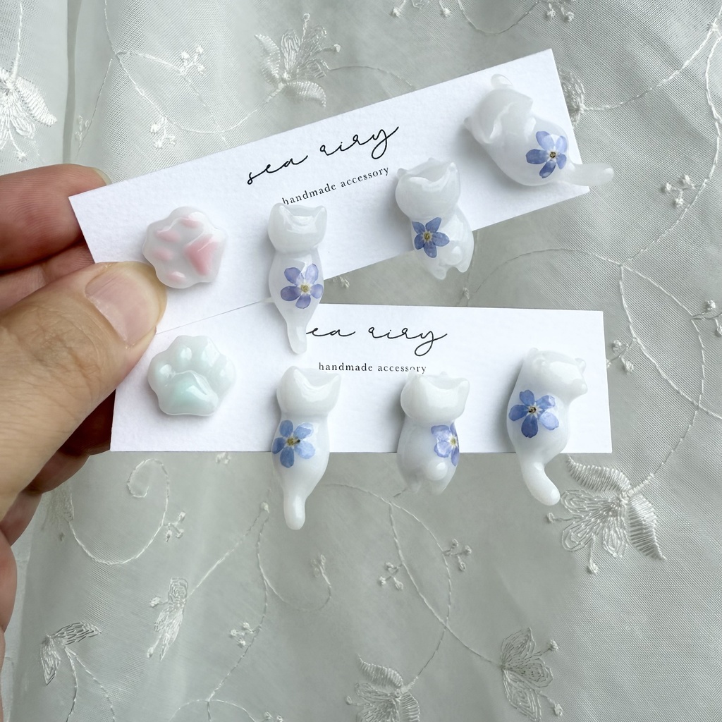 no.165 訳あり 勿忘草のねこちゃん 忘れな草 ブルー ホワイト しろねこ 猫 ネコ 肉きゅう ステンレス ポストピアス