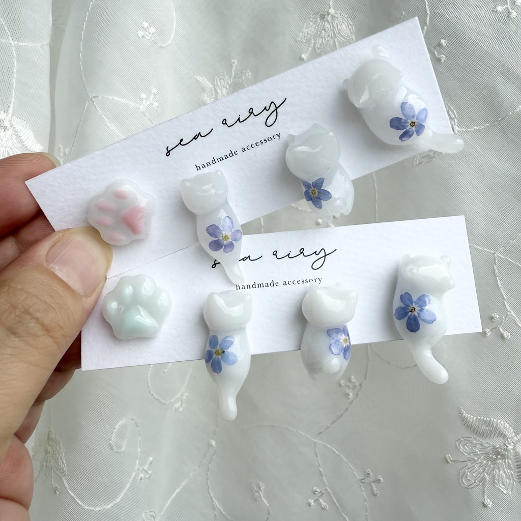 no.165 訳あり 勿忘草のねこちゃん 忘れな草 ブルー ホワイト しろねこ 猫 ネコ 肉きゅう ステンレス ポストピアス