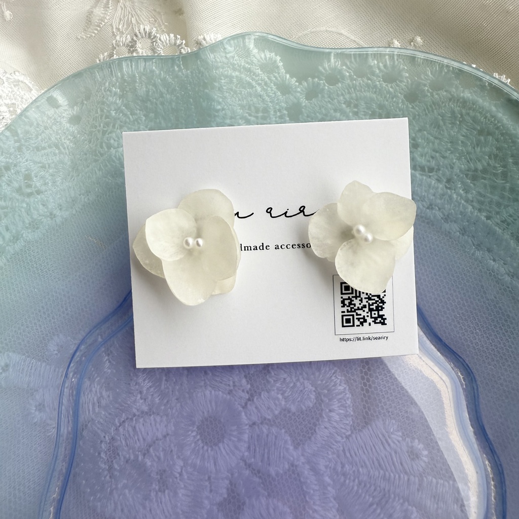 no.171 小さなお花のピアス マット加工 すりガラス 紫陽花 ホワイトアナベル パール ステンレス ピアス