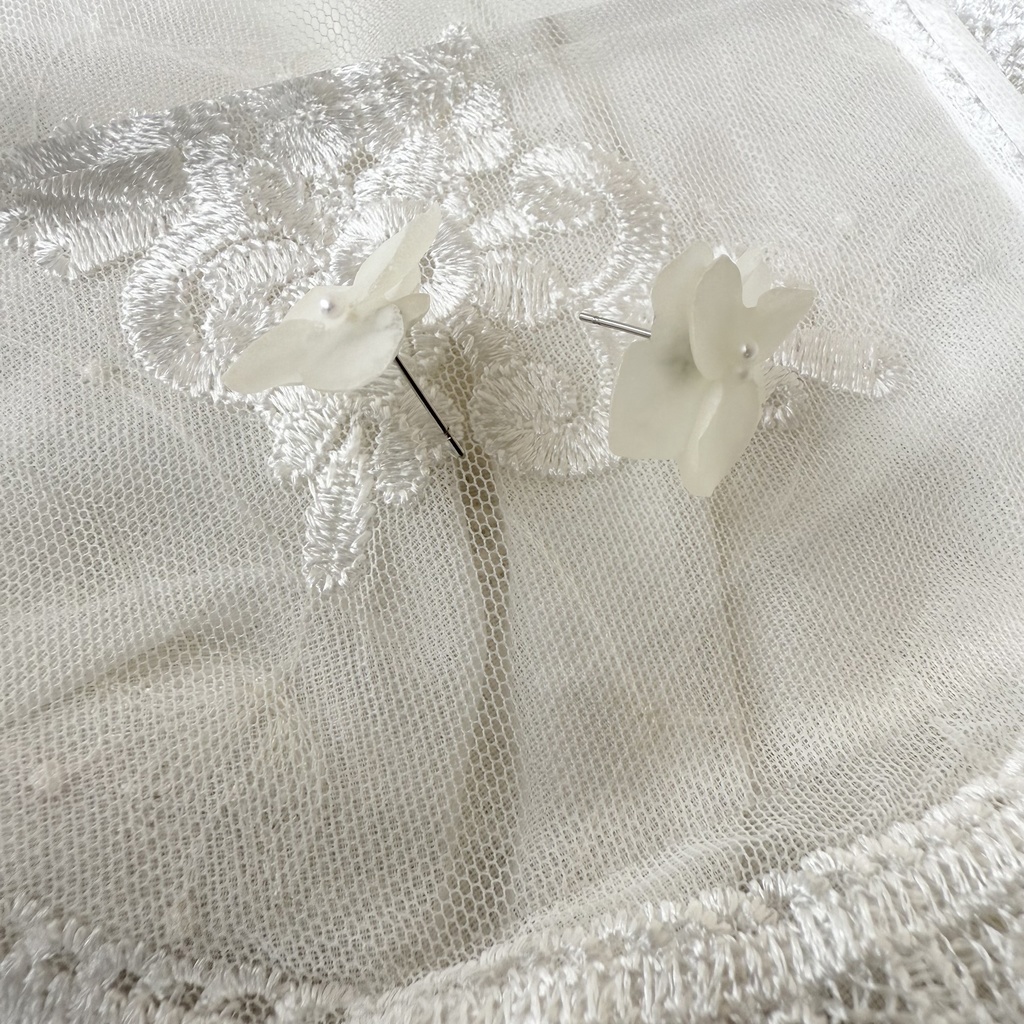 no.171 小さなお花のピアス マット加工 すりガラス 紫陽花 ホワイトアナベル パール ステンレス ピアス