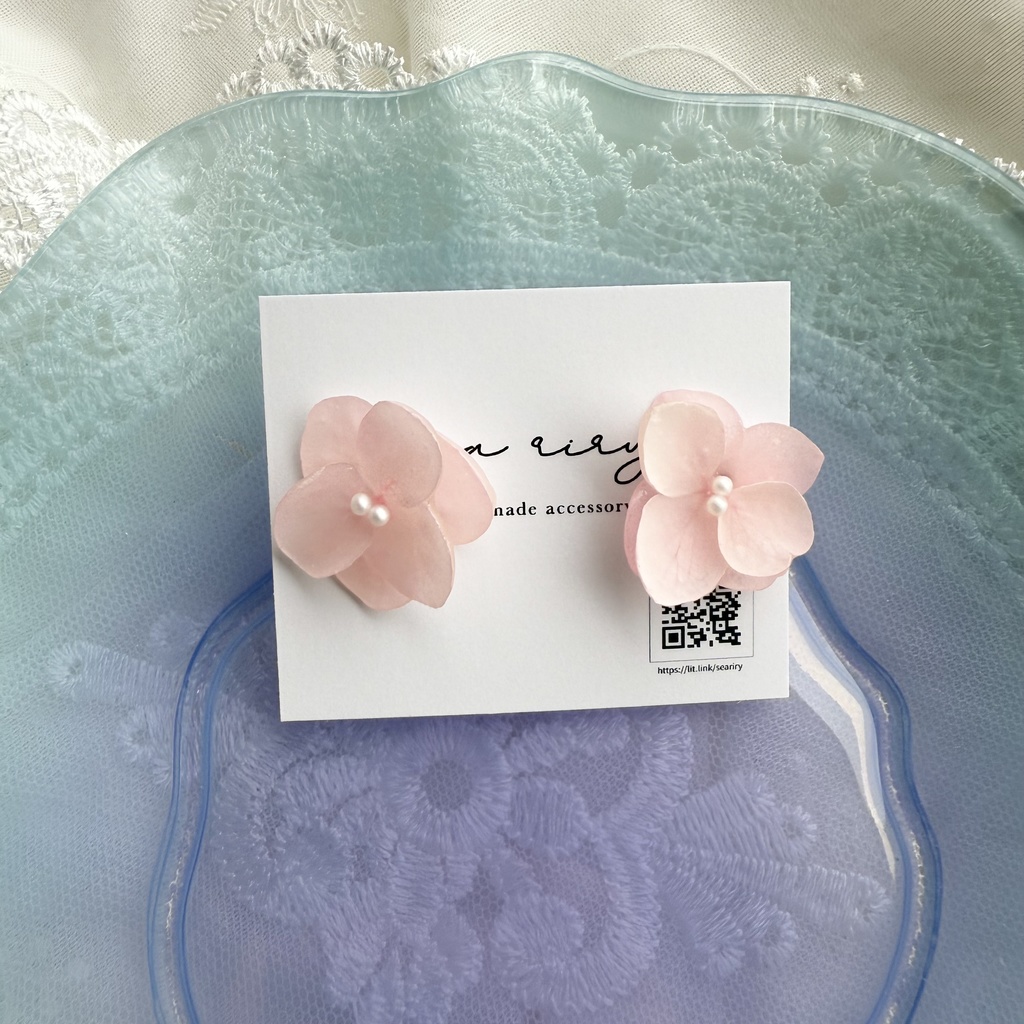 no.172 ちいさなお花のピアス マット加工 すりガラス 本物のお花 紫陽花 アナベル ベビーピンク ステンレス ピアス