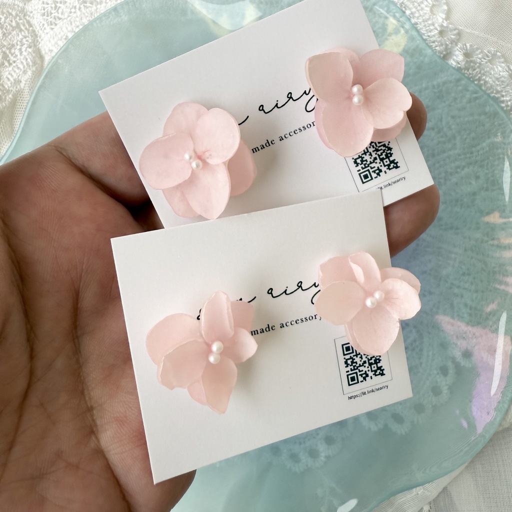 no.172 ちいさなお花のピアス マット加工 すりガラス 本物のお花 紫陽花 アナベル ベビーピンク ステンレス ピアス