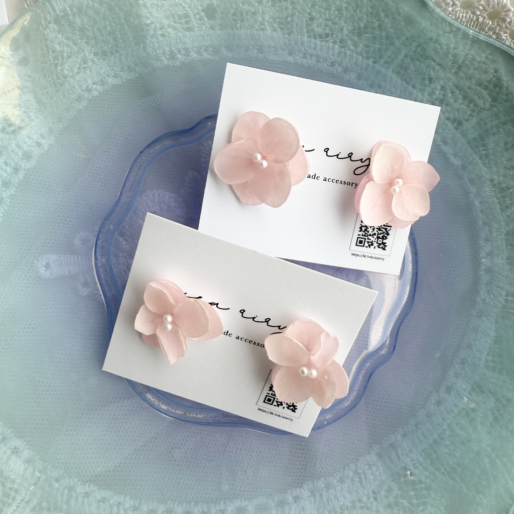 no.172 ちいさなお花のピアス マット加工 すりガラス 本物のお花 紫陽花 アナベル ベビーピンク ステンレス ピアス