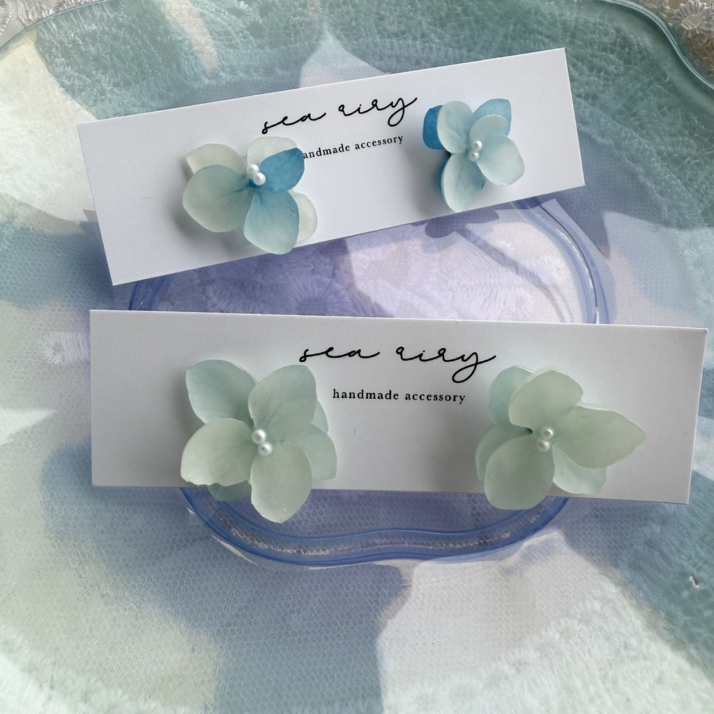 no.173 ちいさなお花のピアス マット加工 すりガラス 本物のお花 アナベル 紫陽花 ブルーグラデ パール ステンレス ピアス