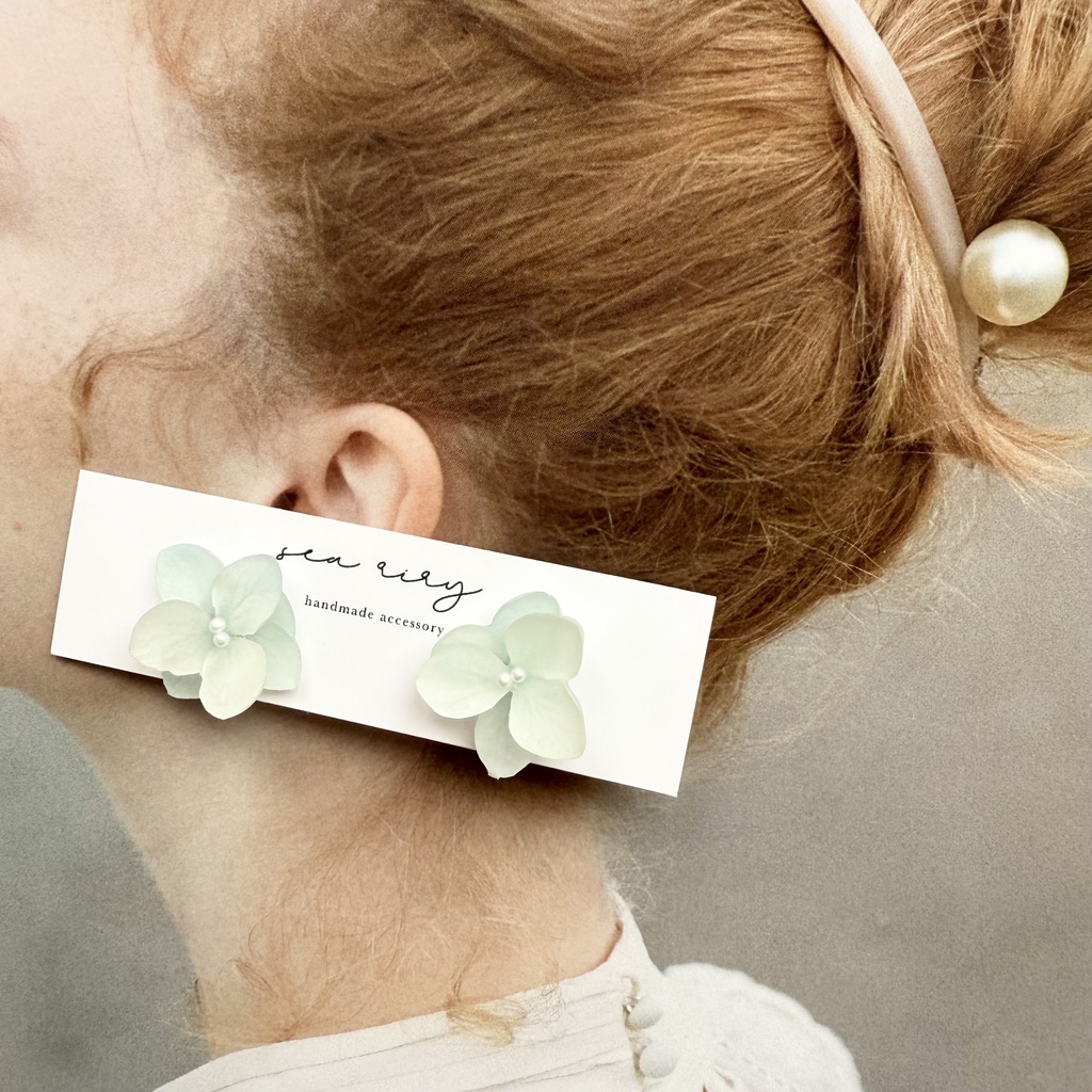 no.173 ちいさなお花のピアス マット加工 すりガラス 本物のお花 アナベル 紫陽花 ブルーグラデ パール ステンレス ピアス