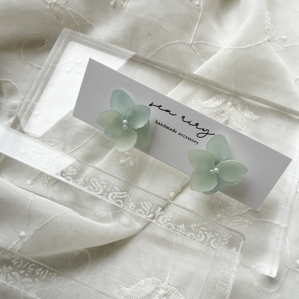 no.173 ちいさなお花のピアス マット加工 すりガラス 本物のお花 アナベル 紫陽花 ブルーグラデ パール ステンレス ピアス