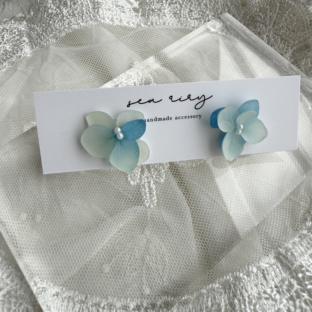 no.173 ちいさなお花のピアス マット加工 すりガラス 本物のお花 アナベル 紫陽花 ブルーグラデ パール ステンレス ピアス