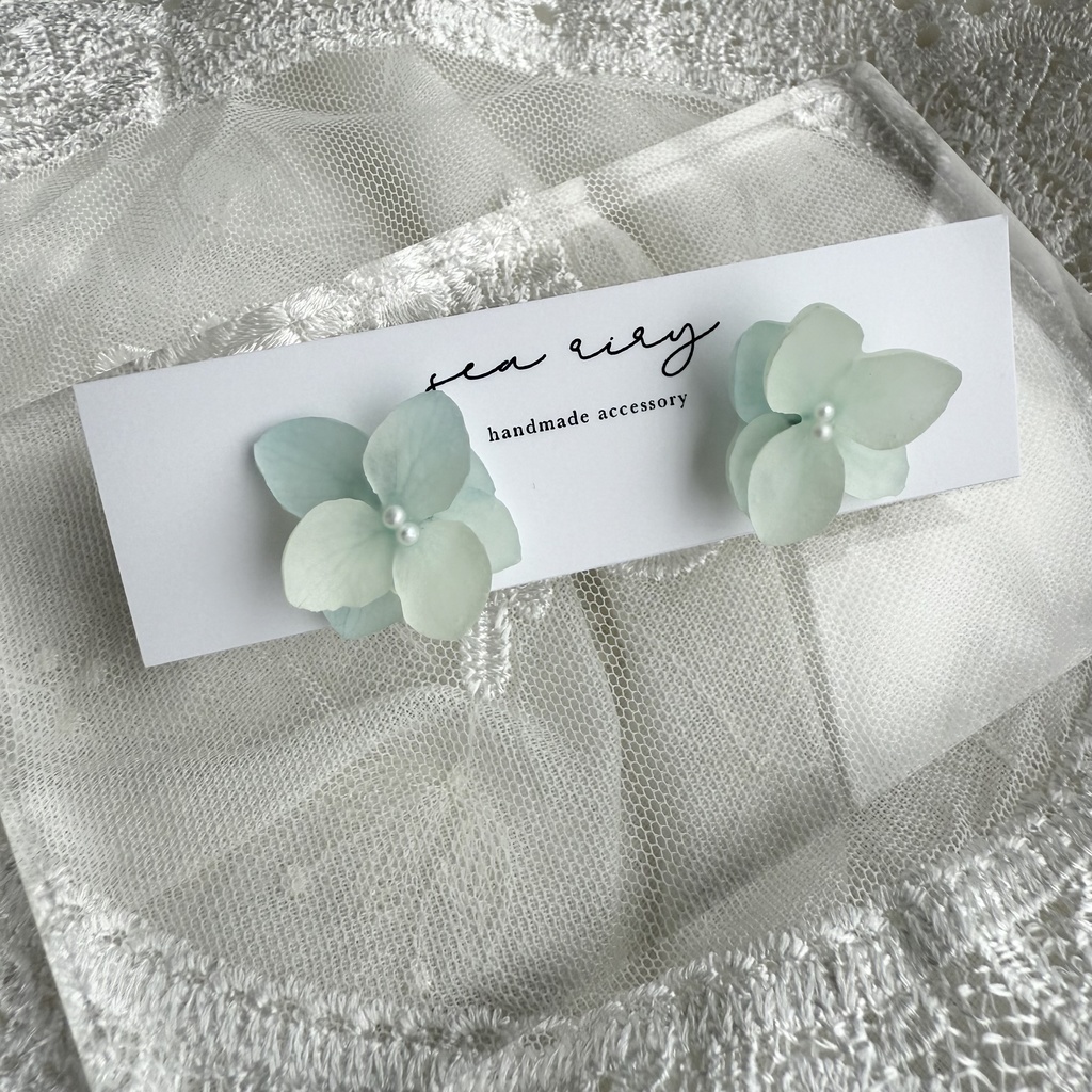 no.173 ちいさなお花のピアス マット加工 すりガラス 本物のお花 アナベル 紫陽花 ブルーグラデ パール ステンレス ピアス