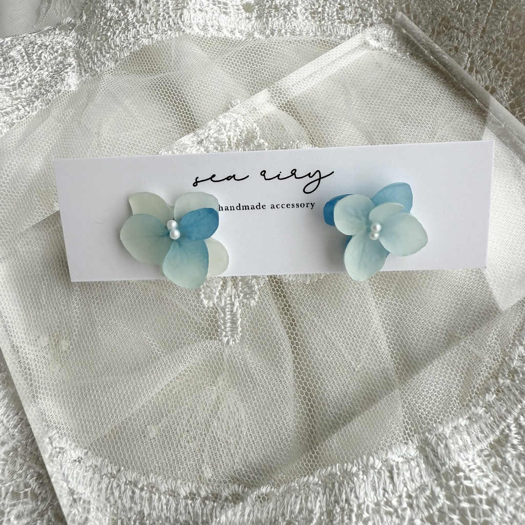 no.173 ちいさなお花のピアス マット加工 すりガラス 本物のお花 アナベル 紫陽花 ブルーグラデ パール ステンレス ピアス