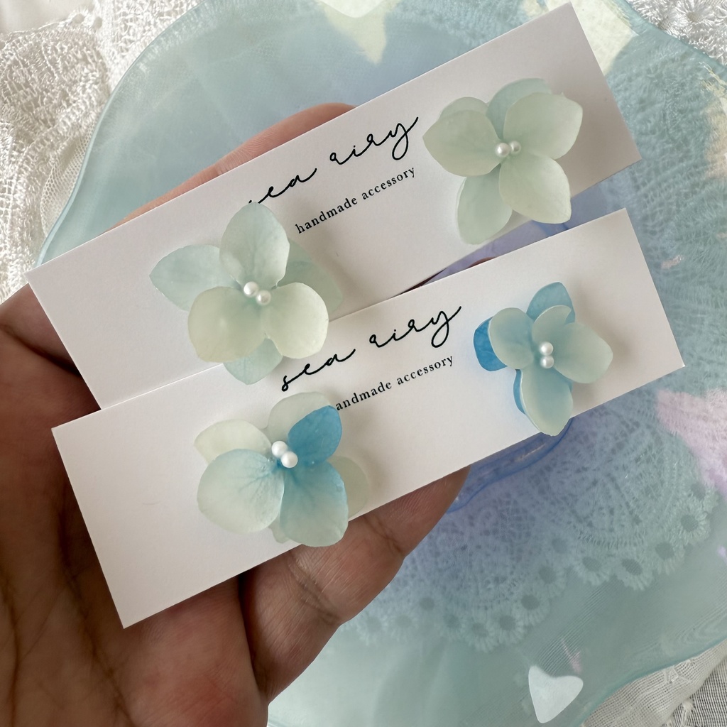 no.173 ちいさなお花のピアス マット加工 すりガラス 本物のお花 アナベル 紫陽花 ブルーグラデ パール ステンレス ピアス
