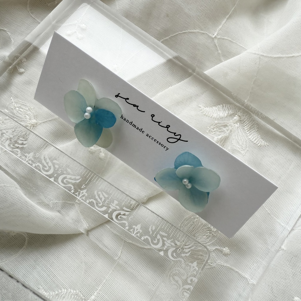 no.173 ちいさなお花のピアス マット加工 すりガラス 本物のお花 アナベル 紫陽花 ブルーグラデ パール ステンレス ピアス